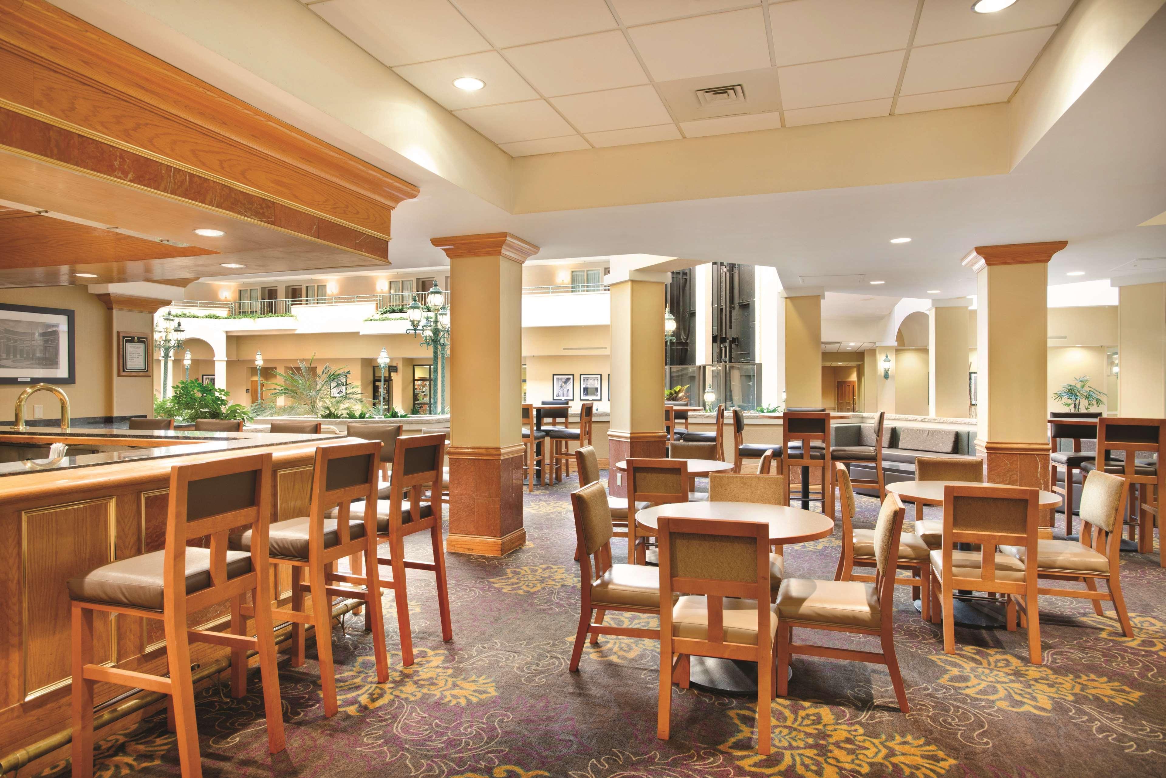 Embassy Suites By Hilton Greensboro Airport Esterno foto