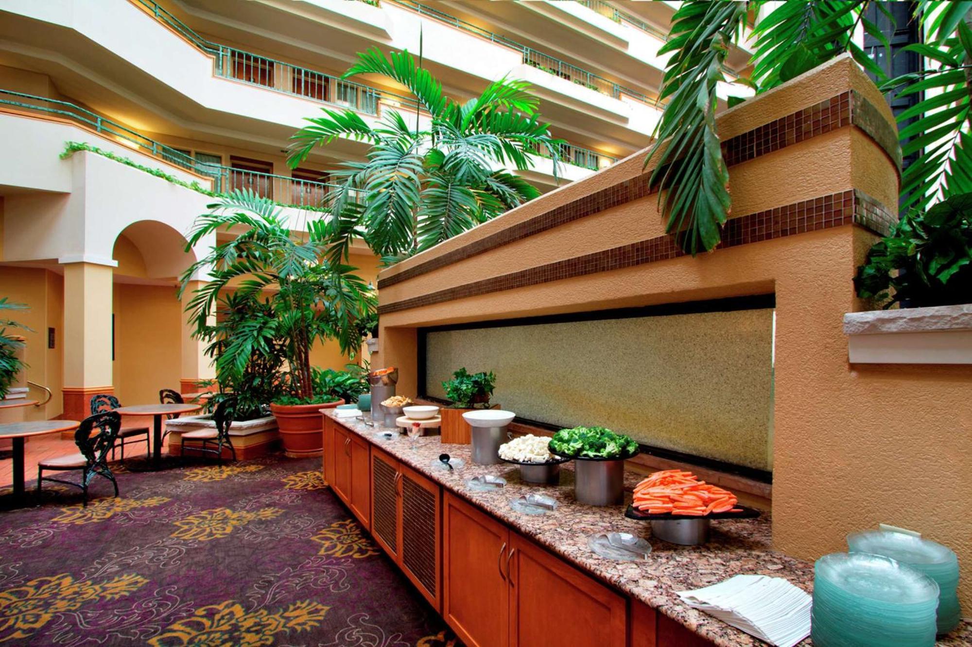 Embassy Suites By Hilton Greensboro Airport Esterno foto